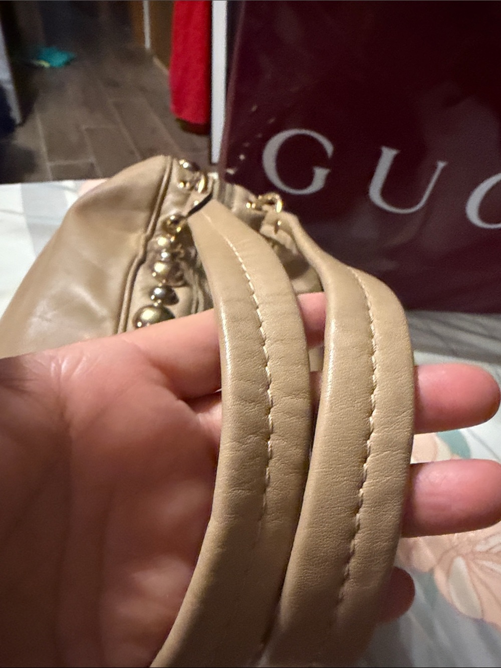 Gucci Tan Leather Shoulder Bag with Gold Heart Emblem - Picture 5 of 12